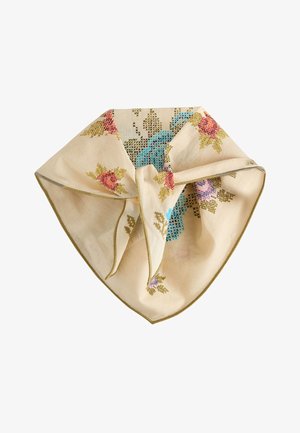 Beige lommetørklæde med broderede blomster mønstre i rød, blå, pink og grøn, foldet for at vise design og tekstur.