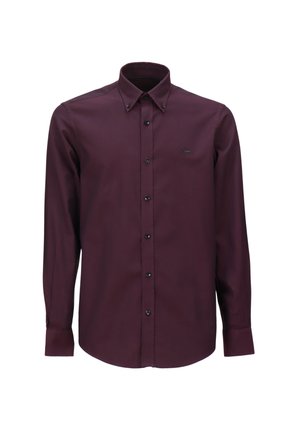 Camisa de manga larga abotonada en burdeos oscuro con cuello abotonado y pequeño logotipo en el lado izquierdo del pecho.