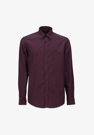 Camisa de manga larga abotonada en burdeos oscuro con cuello abotonado y pequeño logotipo en el lado izquierdo del pecho.