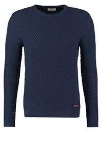 Pull en maille bleu marine avec un motif texturé, col rond, et bords côtelés aux poignets et à l'ourlet. Présente une petite étiquette rouge sur le côté.