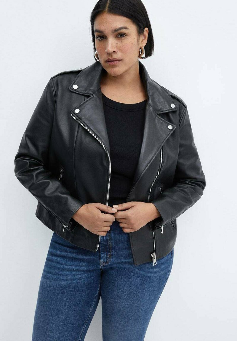 Veste de biker en cuir noir avec fermeture éclair sur le devant, quincaillerie argentée et poches latérales. Design ajusté, longueur cropped, texture lisse.