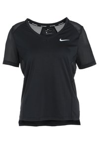Camiseta deportiva negra de cuello en v con mangas cortas, fabricada con material que absorbe la humedad, con detalles de malla en los hombros y un pequeño logotipo.