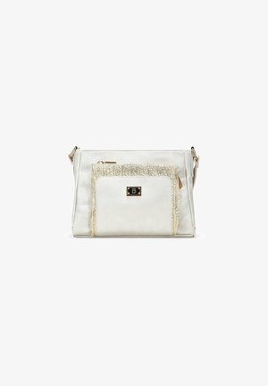 Bolso de mano de piel sintética blanca con un bolsillo de acento dorado texturizado, forma rectangular y correa para el hombro ajustable. Cierre frontal con cremallera.