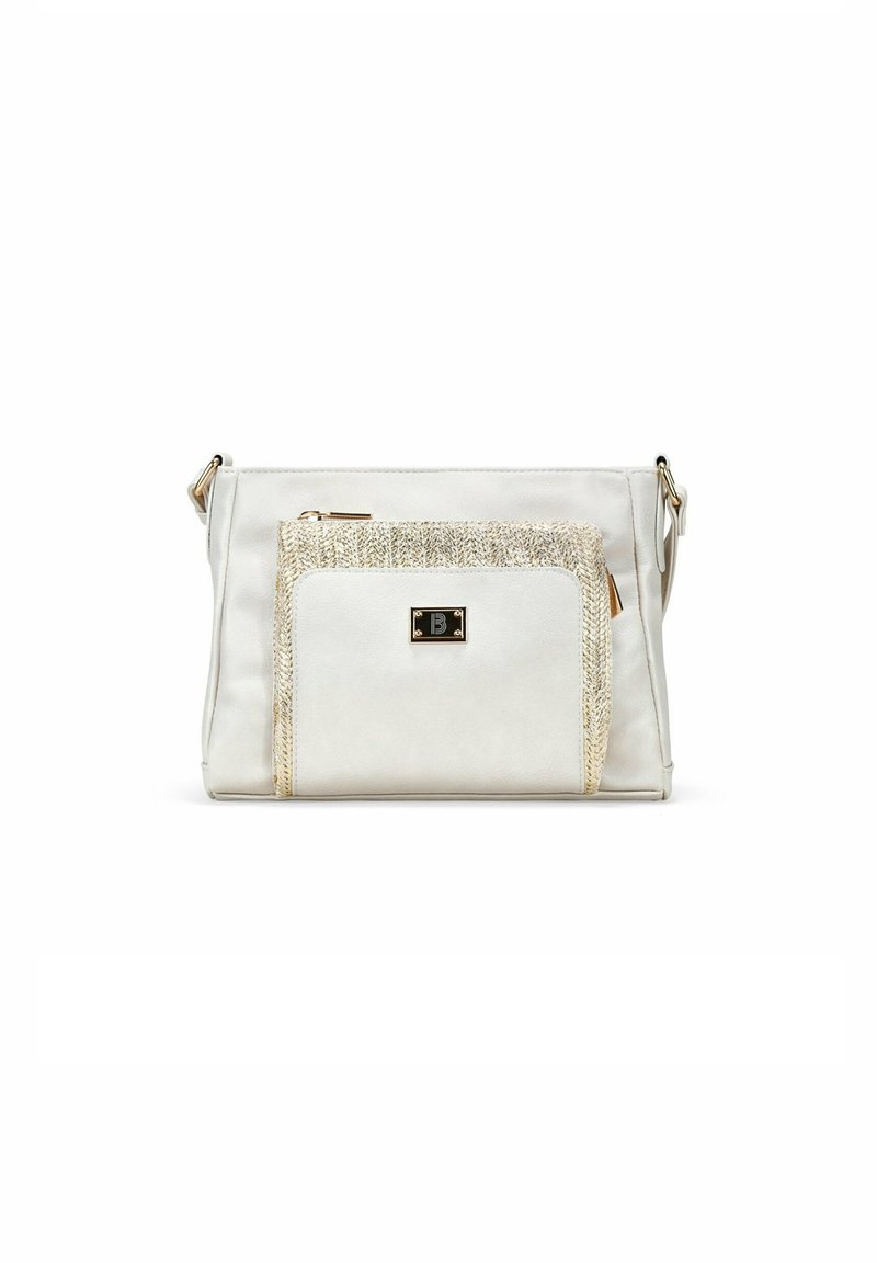 Bolso de mano de piel sintética blanca con un bolsillo de acento dorado texturizado, forma rectangular y correa para el hombro ajustable. Cierre frontal con cremallera.