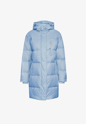 Gaiši zils pūšamais mētelis ar augstu apkakli, ar rāvējslēdzēju aizveramu priekšējo kabatu un elastīgām aprocēm. Iedvesmots ar quilted dizainu un vieglu spīdumu.