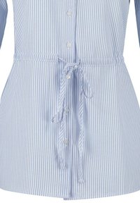Robe chemise à rayures verticales bleues et blanches avec boutons devant et ceinture nouée à la taille.