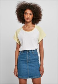 Urban Classics CONTRAST RAGLAN - T-shirts med print - white softyellow