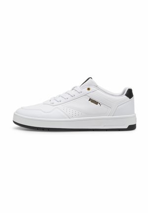Hvid lavtop Puma-sneaker med sort hælstrop, guldfarvet snørehul, perforeret sidelæg og sort Puma-logo på ydersiden.