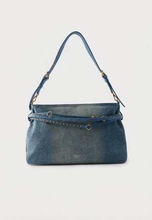 Blauwe denim schoudertas met verstelbare band en goudkleurige metalen studs en ringen op een effen witte achtergrond.