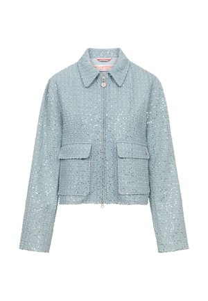 Lichtblauwe gestructureerde jas met zilveren pailletten, voorrits, twee klepzakken en een puntige kraag.