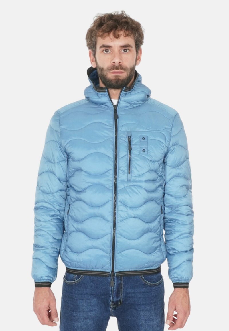 Giubbotto imbottito azzurro chiaro con motivo trapuntato ondulato, cappuccio, tasca sul petto con zip nera e dettagli neri sui polsini e sull'orlo.