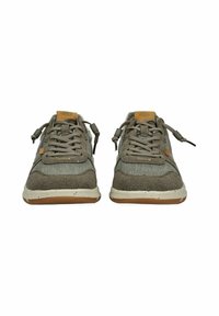 Sneaker grigie con parte superiore in tessuto misto, dettagli testurizzati e suola maculata. Presentano lacci elastici e un'etichetta con logo cucita sulla linguetta.