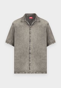 Κοντομάνικο πουκάμισο με κουμπιά από ξεθωριασμένο γκρι τζιν ύφασμα, με γιακά και κόκκινη ετικέτα Diesel μέσα στον λαιμό.