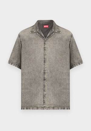Camicia a maniche corte con bottoni in denim grigio slavato, con colletto e etichetta rossa del marchio Diesel all'interno del collo.