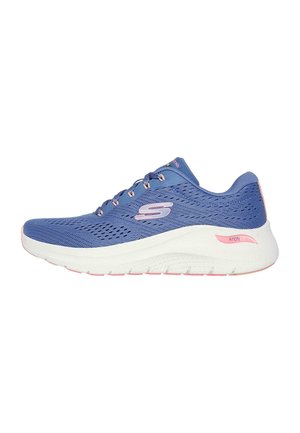 Zapatilla deportiva de malla azul con acentos en rosa, suela blanca acolchada, diseño con cordones y detalle del logo en el costado. Ligera y transpirable.