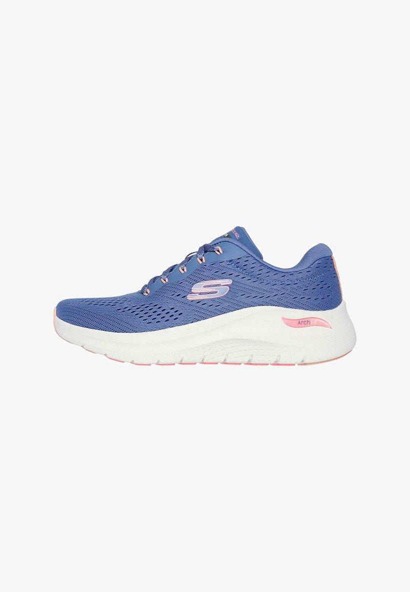 Scarpa sportiva blu in mesh con accenti rosa, suola bianca ammortizzata, design con lacci e dettagli logo di lato. Leggera e traspirante.