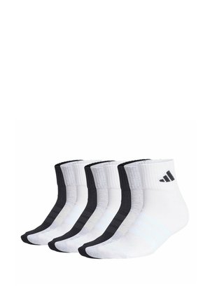 Six paires de chaussettes basses en noir, blanc et gris, disposées côte à côte avec un petit logo noir sur la bordure de chaque chaussette blanche.