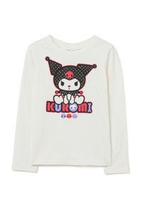 Weißes Langarmhemd mit einem Cartooncharakter, der einen schwarzen Gauklerhut mit weißen Punkten trägt, roten Totenschädel und dem Text "KUROMI" darunter.