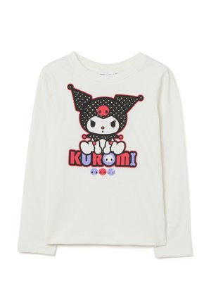 Witte lange mouwen shirt met een cartoonfiguur die een zwarte narrenhoed met witte stippen draagt, een rode schedel en de tekst "KUROMI" eronder.