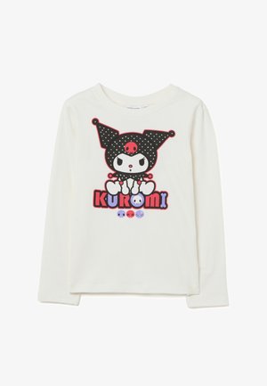 Camisa blanca de manga larga con un personaje de dibujos animados que lleva un sombrero de bufón negro con puntos blancos, un cráneo rojo y el texto "KUROMI" debajo.