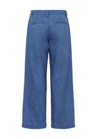Pantaloni largi din denim, de culoare albastră, văzuți din spate, cu două buzunare tip plastron și cu găici pentru curea pe talie.