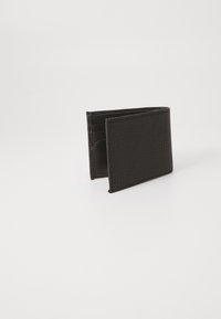 Portofel bifold negru din piele texturată, având multiple sloturi pentru carduri și un interior neted. Formă rectangulară compactă, design minimalist.