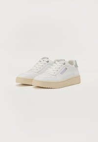 Sneakers bianchi con superficie texturizzata, dettagli grigi, design con lacci, punta perforata e suola in gomma beige.