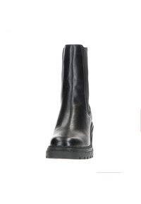 Stivale alla caviglia in pelle nera con punta arrotondata, pannelli laterali elastici e suola in gomma testurizzata. Finitura liscia con una leggera lucidità.