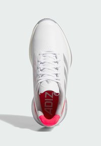 Witte sportschoen met een gestructureerde bovenkant, grijze accenten, rode binnenvoering en een geschuimde zool. Voorzien van veters en geperforeerde details.