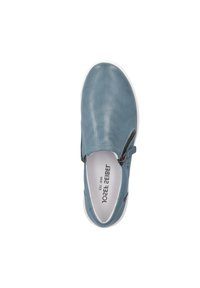 Scarpa slip-on azzurro chiaro realizzata in pelle perforata. Punta rotonda, suola in gomma bianca, cerniera laterale e logo stampato all'interno.