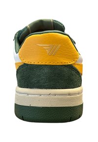 Baskets avec une partie inférieure en daim vert, un talon en cuir jaune, une semelle intermédiaire blanche et une semelle extérieure en caoutchouc texturé. Présente un logo sur le talon.