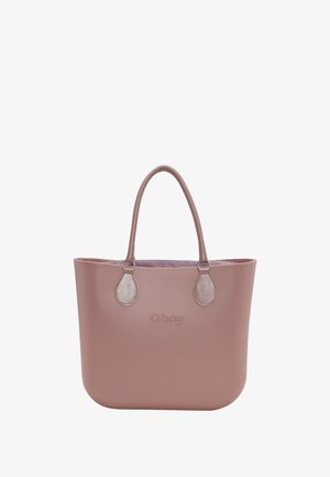 Práškově růžová taška s kulatým dnem, hladkým povrchem, dvojitými horními uchy a vyraženým logem "O bag" uprostřed přední části.