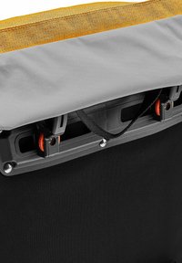 Grijze, gewatteerde stof met een gele bovenkant, voorzien van zwarte hardware, oranje accenten en een stevige, gestructureerde zwarte basis. Inclusief een draagriem.