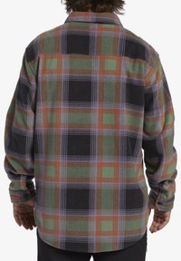 Geruite shirt in groene, zwarte en oranje tinten. Gemaakt van zachte stof, met lange mouwen, een kraag en knoopmanchetten. Patroon op de achterkant.