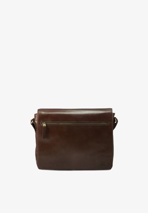 Braune Leder-Umhängetasche mit glatter Textur, vorderer Reißverschlusstasche und verstellbarem Gurt. Minimalistisches Design und geprägtes Logo an der Seite.