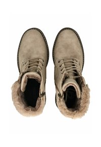 Beige Wildleder-Ankle Boots mit Kunstfellfutter, runder Spitze und Schnürdesign. Mit seitlichen Reißverschlüssen und kontrastierender brauner Naht.