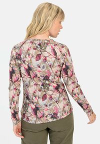 Lang�ärmliges Blumenshirt mit einem mehrfarbigen Muster aus rosa und grünen Blättern auf beigem Hintergrund, mit einem runden Ausschnitt und einer eleganten Passform.