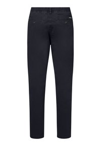 Sötét tengerészkék, szűkített szabású nadrág elasztikus derékpánttal, két gombbal záródó hátsó zsebbel és egy kis márkacímkével a jobb zseb felett.