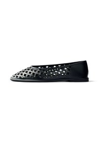 Zapato plano negro hecho de material perforado con un patrón de rejilla y acentos dorados. Punta redondeada y suela baja y plana.