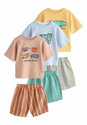 Tre kortærmede børnetoppe med dyreprint og matchende shorts med elastik i taljen i pastel pink, blå, grøn, gul og stribede mønstre.