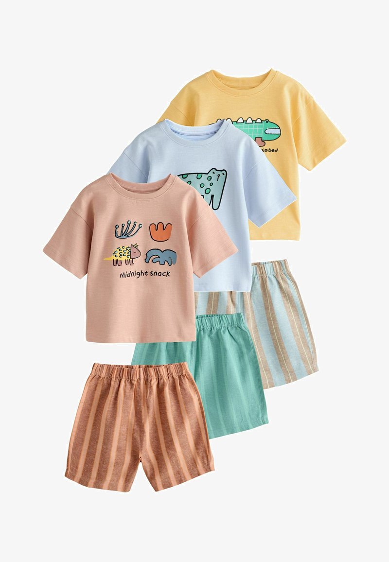 Trois hauts pour enfants à manches courtes avec imprimés d'animaux et shorts assortis à taille élastique en pastel rose, bleu, vert, jaune, et motifs rayés.