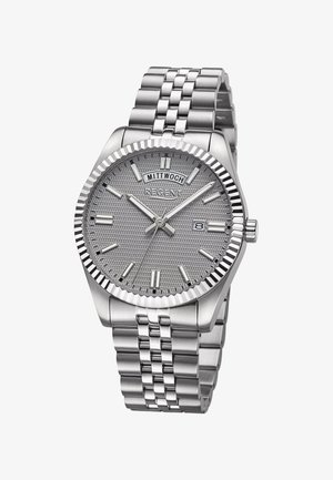 Montre argentée avec un cadran gris texturé, des index horaires argentés et une lunette rayée. Bracelet en métal au design à maillons et fermoir ajustable.