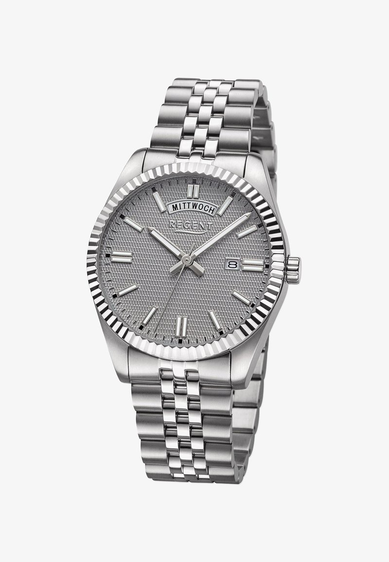 Montre argentée avec un cadran gris texturé, des index horaires argentés et une lunette rayée. Bracelet en métal au design à maillons et fermoir ajustable.