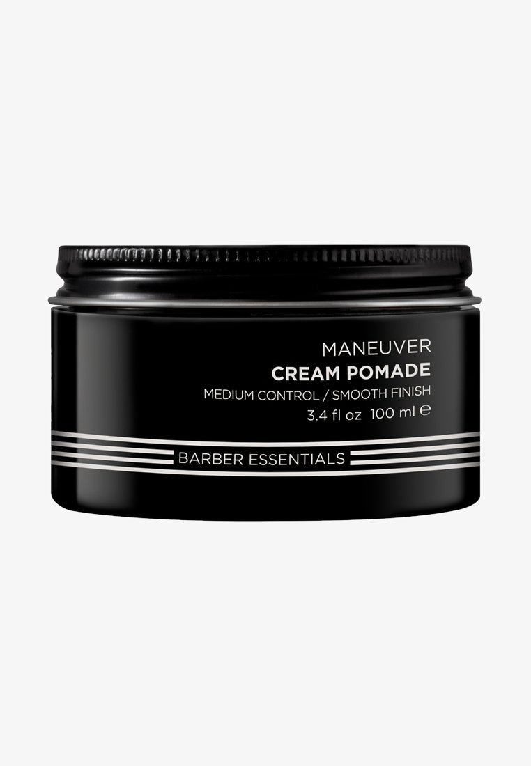 Svart, rund krukke med en glatt overflate. Merket "Maneuver Cream Pomade," med sølvstriper og tekst. Inneholder 3,4 fl oz (100 ml).