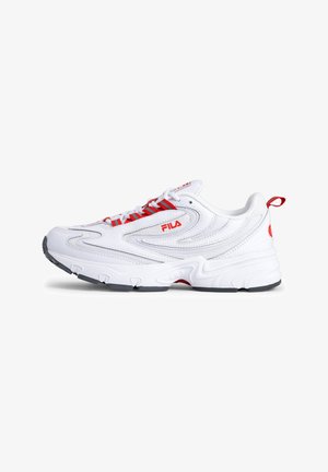 Zapatilla deportiva blanca con acentos y cordones rojos, diseño texturizado en la parte superior, suela de goma, logo de la marca en el lado y el talón, silueta deportiva.