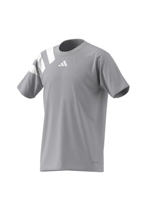 Lichtgrijs sport T-shirt met korte mouwen met witte diagonale strepen op de linker schouder en een klein logo in het midden van de borst.