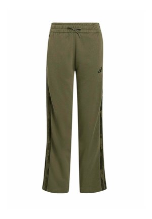 Pantalones deportivos verde oliva con cintura elástica, cordón ajustable, franjas laterales de camuflaje y pequeño logo de Adidas en el muslo derecho.