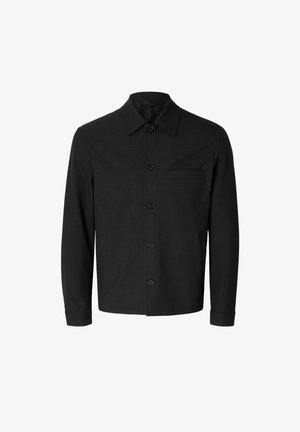 Giacca nera a bottone realizzata in tessuto liscio, con colletto, maniche lunghe, una tasca sul petto e due tasche laterali per funzionalità.