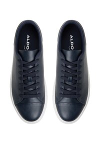 Sneakers in pelle navy con suole in gomma bianca e lacci abbinati. Design con punta rotonda e dettagli cuciti sui lati.