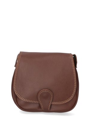 Sac à épaule en cuir marron avec une forme arrondie, des détails cousus, un rabat, et un petit accent décoratif sur le devant.